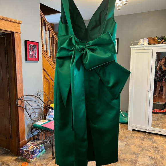Green pencil skirt dress with back Bow size 8/10. Padding in cups. Never Worn! - Picture 2 of 2